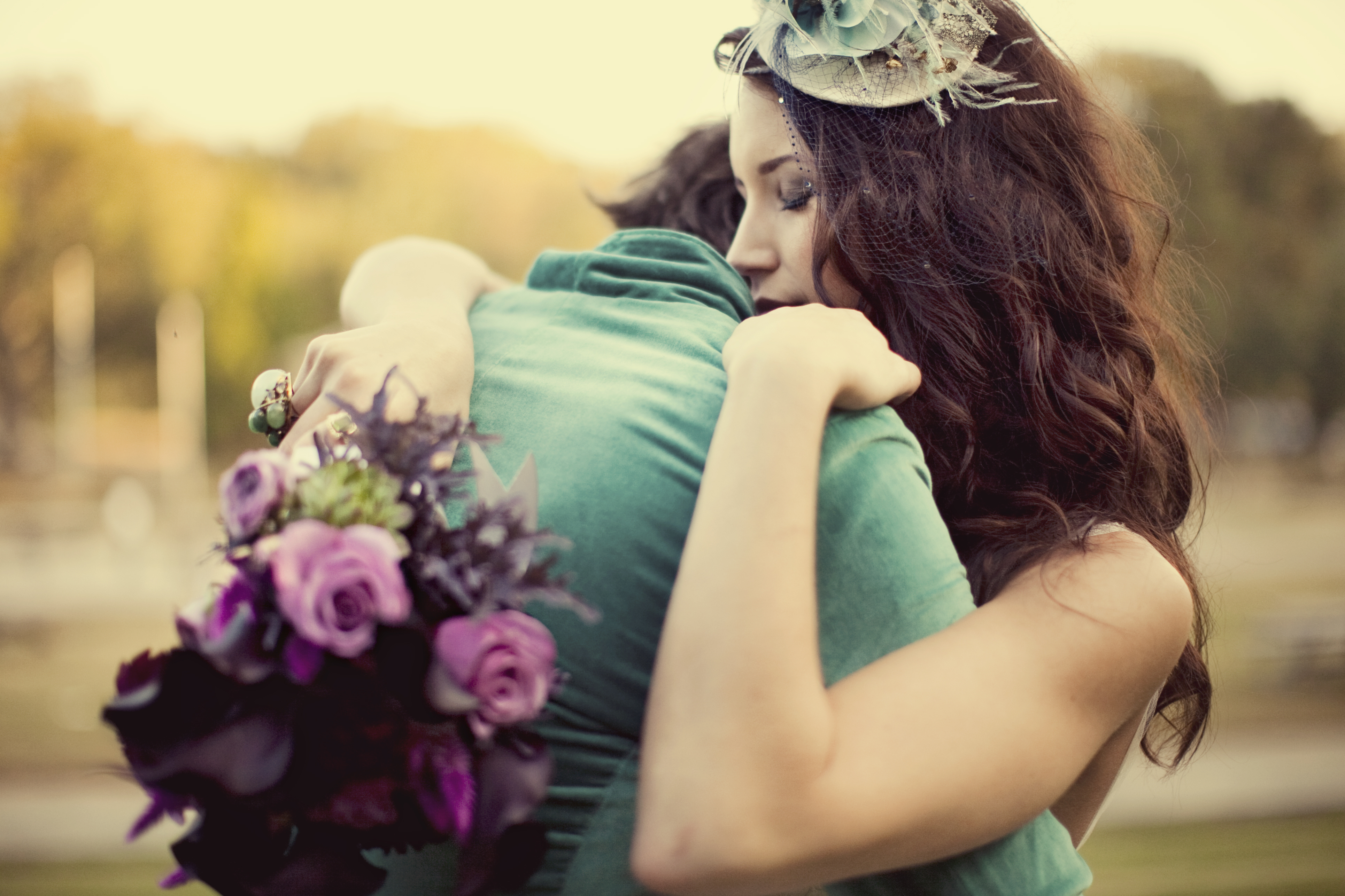 Парень обнимает девушку с цветами